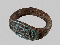 Aeg F 145  Aeg F 145, Neues Reich, 19. Dynastie, Ring, Helle Fayence, L 2,1 cm, B 1,2 cm : Bestandskatalog Ägypten, Museumsfoto: Claus Cordes